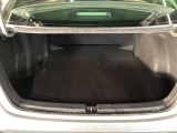トランク収納スペースをご確認ください。荷物の積み下ろしがしやすい広さを確保しており、日常使いからレジャーまで幅広く活用できます。