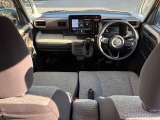 運転席周りは視認性が良く、街乗りもスイスイ走行出来ます。