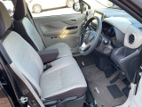 運転席まわりです。実際に座ってみて、乗り心地を体験してみてください,視界も良好です