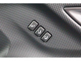 運転席のシートポジションを記憶させることができます。ボタンを押すと設定したポジションに電動で移動してくれます。