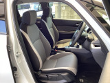 フロント広々、セパレートシートの運転席は、ハイトアジャスターが付いているので、快適にドライブができます。ハンドルはテレスコピック機能で、ハンドル位置を上・下・手前・奥に調節できます。