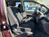 フロントシートのお写真です。 広い足元と、ゆったり座れるシートは長時間の運転でも疲れにくくなっております♪