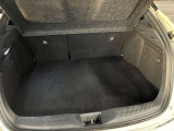 トランク収納スペースをご確認ください。荷物の積み下ろしがしやすい広さを確保しており、日常使いからレジャーまで幅広く活用できます。