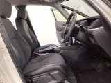 広い足元にゆったり座れるシートは長距離の運転でも疲れにくいシートです。女性でも運転がしやすいようにシートの高さ調整機能(シートリフター)がついています。