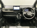 使いやすいレイアウトのダッシュボード周辺です。オートエアコンや小物入れなど嬉しい装備が満載です。