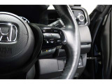 Hondaセンシングの機能のひとつ、アダプティブクルーズコントロール付!アクセルから足を離しても設定したスピードと前車との車間を保ち走行してくれます!車線維持もアシスト☆高速道路で疲労軽減ですね☆