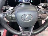 オーディオや運転支援機能などを手元で操作できるステアリングスイッチ。操作時の視線移動が少なく、安全にも貢献します。