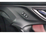 運転席のシートポジションを記憶させることができます。ボタンを押すと設定したポジションに電動で移動してくれます。