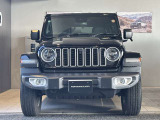 Jeep伝統の丸目のヘッドライトにセブンスロットグリル!一目でJeepだとわかります。