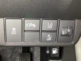 ハンドルの右側にはヘットライトリベライザーとHondaセンシング用のメインスイッチがついています。ヘッドライトリベライザーは道路状況や積荷の加重に応じてライトの高さを調節できます。