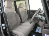 運転席のスペースはゆったりしていて、視界も広く確保されているので普段の運転からロングドライブまで快適です。