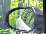 【ブラインドスポットモニター】走行中、ドアミラーの死角になりやすい箇所に後続車が接近するとサイドミラーのレンズに警告を表示!ドライバーに注意喚起をしてくれます。