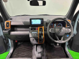 オレンジの差し色&カモフラージュ柄のシートが気分を高める運転席に加えてUV&IRカット機能付きフロントガラスの面積や位置取りが良く、高いアイポイントで前方・右前・左前方向の見通しがいいですよ!
