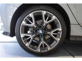 【BMWアロイホイール】軽量かつ強度に拘ったアロイホイール。走行性能ポテンシャルを引き出す設計。タイヤのサイドウォールが強化されたランフラットタイヤは、パンク時にタイヤがつぶれてもリムから外れません。