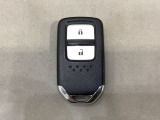 スマートキーを装備しています。鍵を差し込むことなくドアロックの開け閉めと、スタートボタン操作でのエンジンスタートができます。