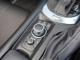 マツダコネクトを操作するコマンダーコントロールです。運転中に自然と手の触れる位置に配置されています。