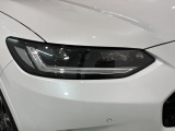 LEDヘッドライトは、点灯の瞬間から最大光量を発揮し、突然暗くなるトンネルなどでの安定感を高めます。