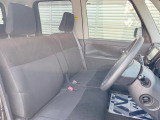 運転席まわりには十分なスペースがあり、大柄な方でもゆったり運転していただける環境です。