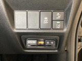 Hondaセンシング用の、VSA(ABS+TCS+横滑り抑制)解除と路外逸脱抑制機能などのオンオフスイッチはハンドルの右側に装備。その下にETC2.0がついています。高速道路の料金所の通過も楽々です。