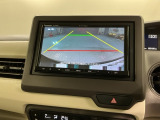 リバースギアに入れるだけで後方の表示へ切り替わります。夜間や雨の日の駐車も楽になりますよ。