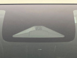【ホンダセンシング】走行中に前方の車両等を認識し、衝突しそうな時は警報とブレーキで衝突回避と被害軽減をアシスト。より安全にドライブをお楽しみいただけます。