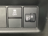 ハンドルの右側にはヘットライトリベライザーとVSA(ABS+TCS+横滑り抑制)の解除スイッチがついています。ヘッドライトリベライザーは道路状況や積荷の加重に応じてライトの高さを調節できます。