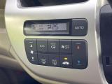 【オートエアコン】一度お好みの温度に設定すれば、車内の温度を検知し風量や温度を自動で調整。暑い&hellip;寒い&hellip;と何度もスイッチ操作をする必要はありません。快適な車内空間には必須の機能ですね♪