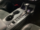 シンプルでとても使いやすいフロアシフトに、パーキングブレーキは、電子制御パーキングブレーキです。