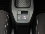 電動パーキングブレーキ&オートブレーキホールド機能付。「HOLD」スイッチを押しシステムONの状態にしておくことで信号待ちでブレーキを踏んで停車時ブレーキペダルから足を離してもブレーキを保持。楽です。