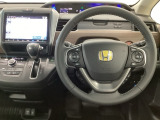 【ハンドル】運転にかかわる様々な操作を安全に行えるように視点移動が少なく操作性に配慮されたスイッチ類が凝縮されたコックピットです。