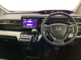 車内は光触媒抗菌消臭施工済です。スタイリッシュなデザインでスポーティなインパネ周りを演出します。グローブボックスやカップホルダーのほかにトレーなどたくさんの収納スペースが付いています。