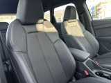体を支えるためにシートを硬めにしております。長時間の運転でも疲れにくいように、サポート力重視で設計されております。