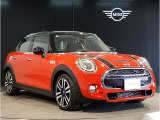 MINIのフロントグリルのデザインはイギリスで生まれた当初から、シルバーのサイドバーが折り重なった伝統的なデザインで御座います。その伝統はBMWのお車になってからでも少しずつ形を変えて守られております