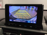 リバースギアに入れるだけで後方の表示へ切り替わります。夜間や雨の日の駐車も楽になりますよ。