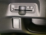 ハンドルの左下にETCがついています。高速道路の料金所の通過も楽々です。 カードの取り出しもしやすい場所についています。
