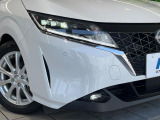 【LEDヘッドライト】悪天候や夜間走行時も良好な視界を確保し安心して運転できる高輝度LEDヘッドライトを装備!点灯速度が早く、消費電力も抑えられています。