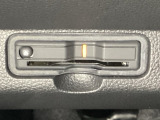 ハンドルの左下にETCがついています。高速道路の料金所の通過も楽々です。 カードの取り出しもしやすい場所についています。