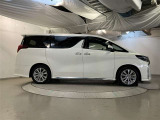 運転席側も電動スライドドアになってます。ショッピングなどでのお買い物時手がふさがっていてもドアに軽く触れるかリモコンで開閉できるので便利です!