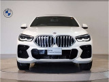 【BMWの伝統-1】BMWの特徴的な&ldquo;キドニーグリル&rdquo;は、80年以上続く伝統の形でございます。変わらないこだわりのデザインが、プレミアムブランド&ldquo;BMW&rdquo;を創り出します。