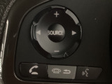 ステアリング左手側にオーディオ関連のコントロールスイッチを配置しています。操作時は視線を逸らすことなく運転に集中できます。