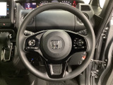 ハンドルにHondaセンシング系のクルーズコントロールやレーンキープアシストなどのスイッチと、オーディオの操作スイッチが装備されています。ハンドルから手を離さず安全に操作できます。