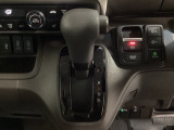 CVT車のセレクトレバーです。低速から高速まで、変速ショックのないスムーズな走りと、エンジン効率のよい領域を維持して燃費にも貢献します。サイドブレーキはスイッチ操作の電子制御パーキングブレーキです。