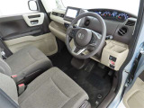 シンプルで使いやすいデザインの運転席です。