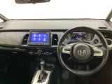 車内は光触媒抗菌消臭施工済です。スタイリッシュなデザインでスポーティなインパネ周りを演出します。グローブボックスやカップホルダーのほかにトレーなどたくさんの収納スペースが付いています。
