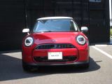 新しくなったMINIのフロントマスクです。六角形のヘキサゴンから八角形のオクタゴングリルに変更され、すっきりとした印象になりました。