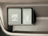 アクセサリーソケットはUSBのアダプターなどをつければ、スマホの充電にも使えます。横にはナビゲーション用の外部入力可能なUSB端子がついており、周辺には物が置けるボックスがついています。