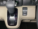 CVT車のセレクトレバーです。低速から高速まで、変速ショックのないスムーズな走りと、エンジン効率のよい領域を維持して燃費にも貢献します。サイドブレーキはスイッチ操作の電子制御パーキングブレーキです。