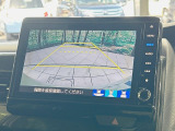 【バックカメラ】駐車時に後方がリアルタイム映像で確認できます。大型商業施設や立体駐車場での駐車時や、夜間のバック時に大活躍!運転スキルに関わらず、今や必須となった装備のひとつです!