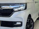 【LEDヘッドライト】悪天候や夜間走行時も良好な視界を確保し安心して運転できる高輝度LEDヘッドライトを装備!点灯速度が早く、消費電力も抑えられています。