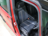 程よい硬さとホールド性が高いシートで長時間運転も快適です。